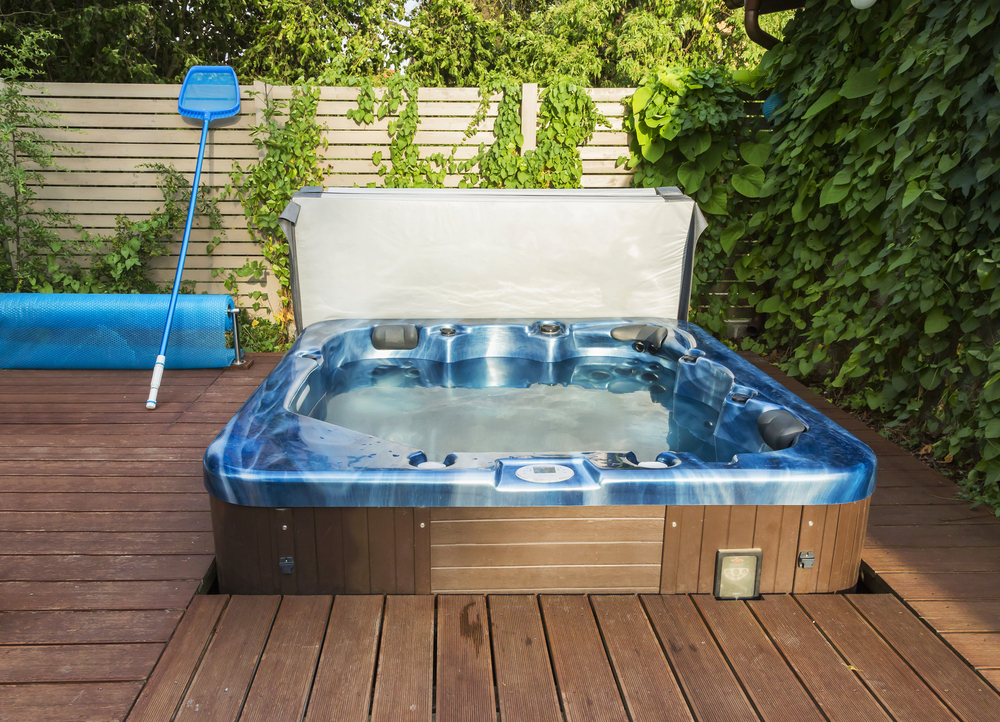 Outdoor,hot,tub,,jacuzzi,on,the,garden.